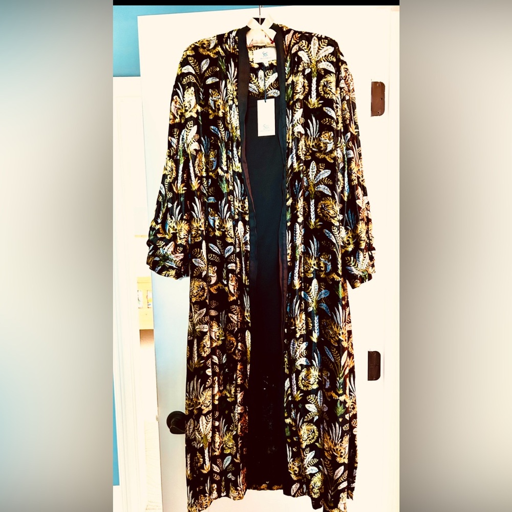 NIB Delaney Street Duster by Printfresh. Size s/m
Untamed Tiger gold ink